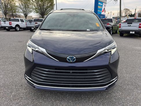 Used 2025 Toyota Sienna Platinum image 2