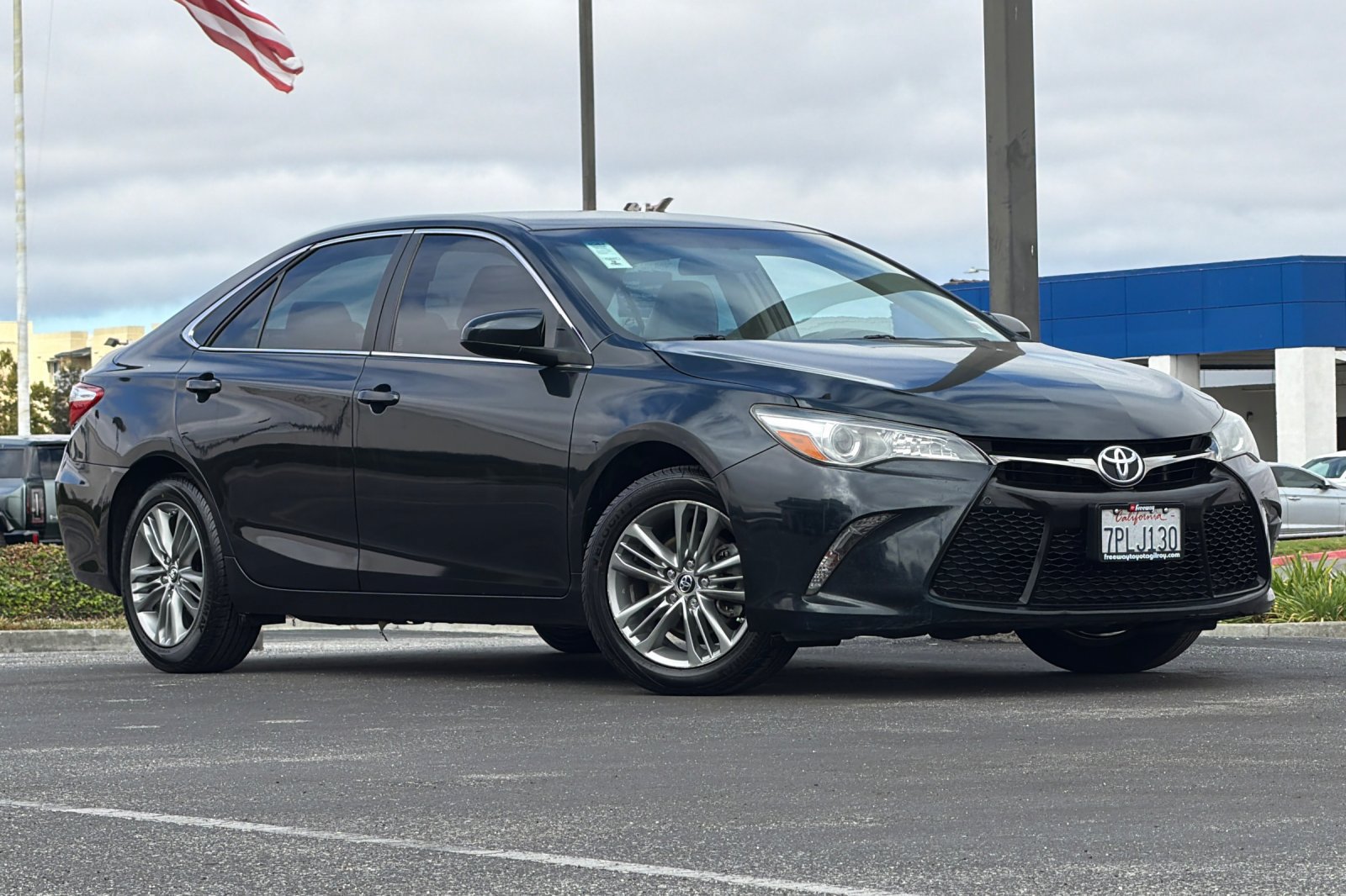 Used 2016 Toyota Camry SE FWD image 2