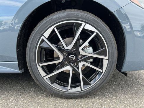Used 2025 Nissan Sentra SR w/ SR Premium Package FWD image 11