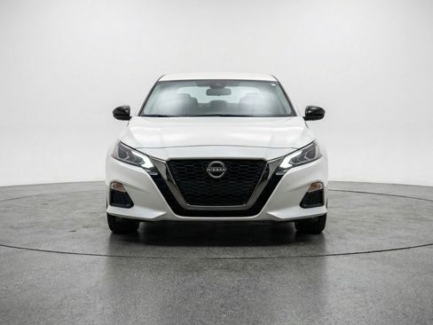 Used 2025 Nissan Altima 2.5 SV FWD image 2
