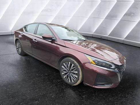 Used 2023 Nissan Altima 2.5 SV image 2