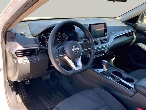 Used 2025 Nissan Altima 2.5 SV FWD image 18