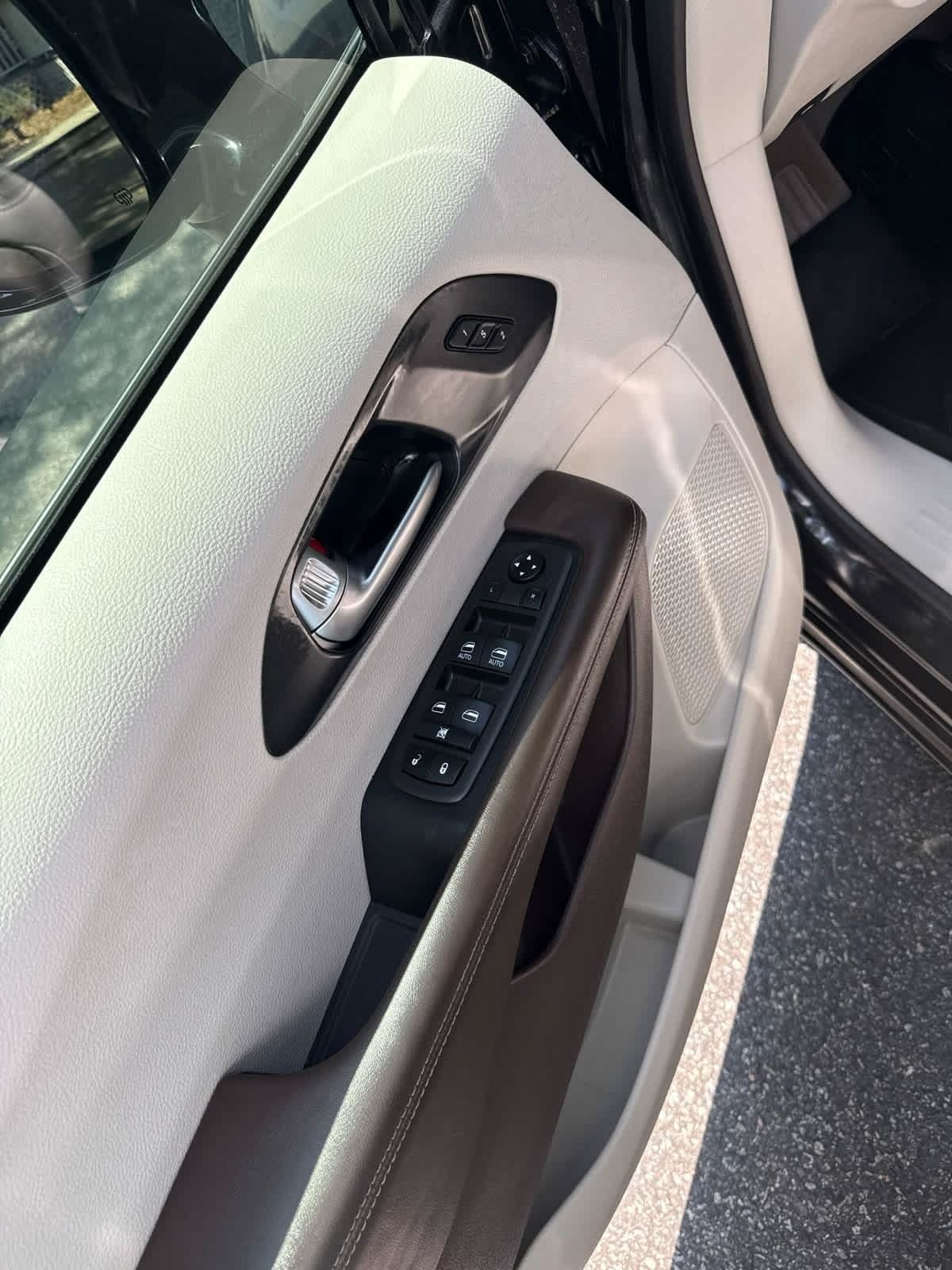Used 2021 Chrysler Pacifica Touring-L w/ Premium & Safety Sphere Group FWD image 23