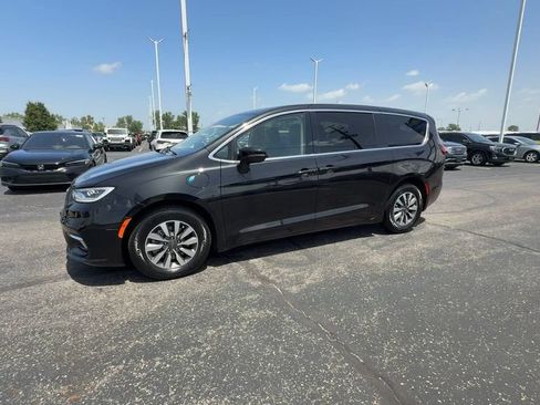 Used 2023 Chrysler Pacifica Touring-L FWD image 4