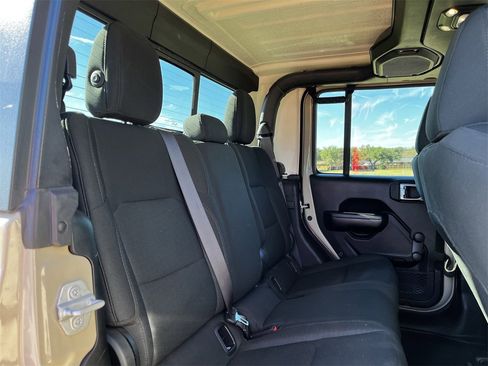 Used 2020 Jeep Gladiator Sport image 26