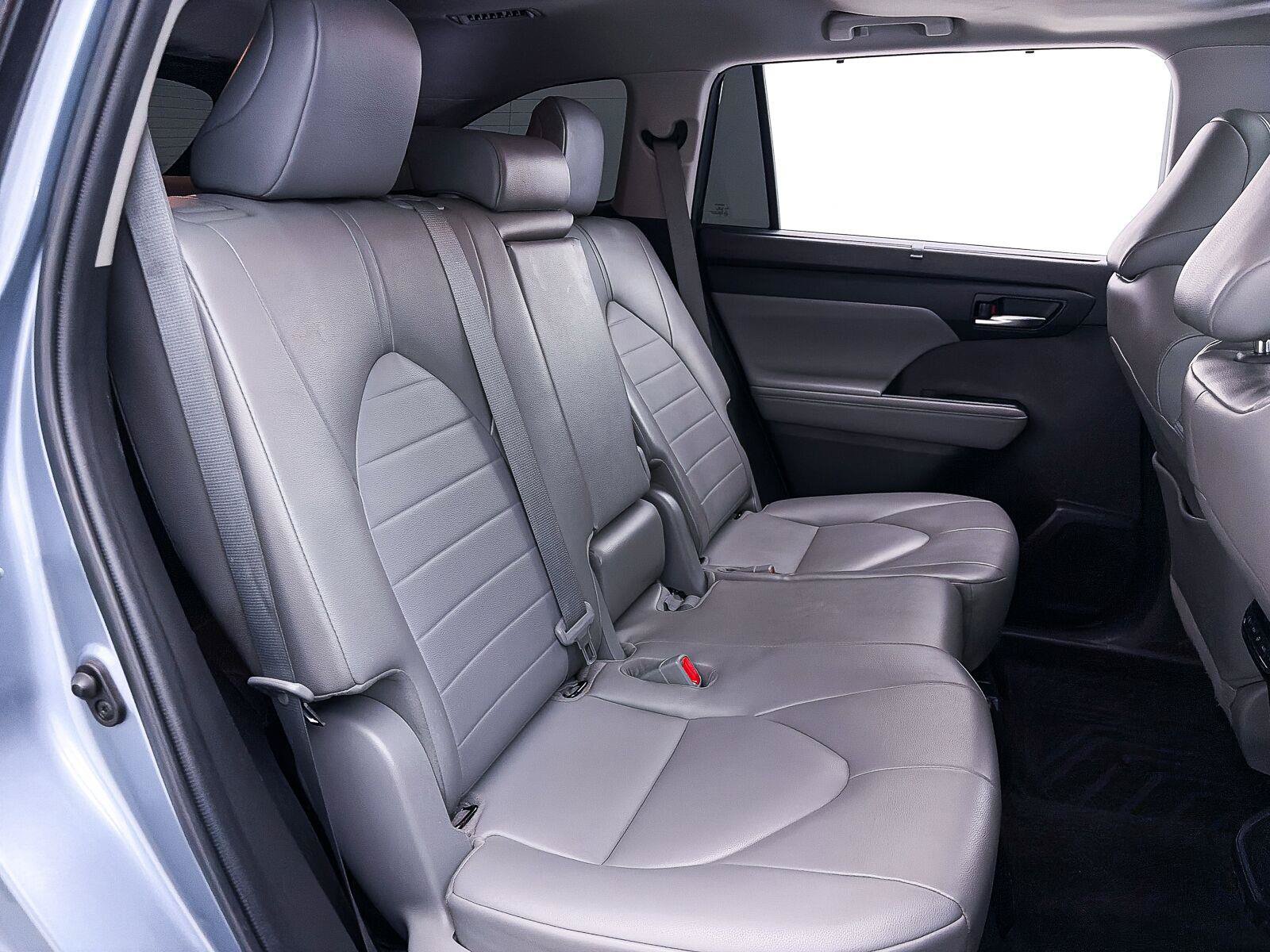 Used 2022 Toyota Highlander XLE FWD image 38