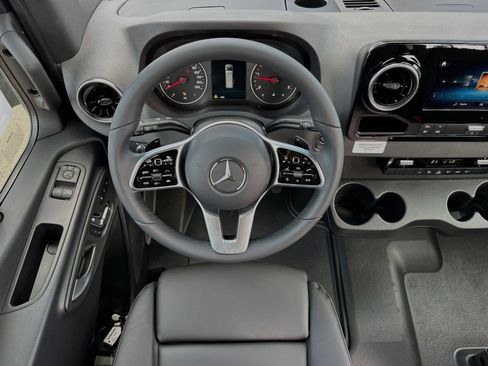 Used 2024 Mercedes-Benz Sprinter 2500 image 14