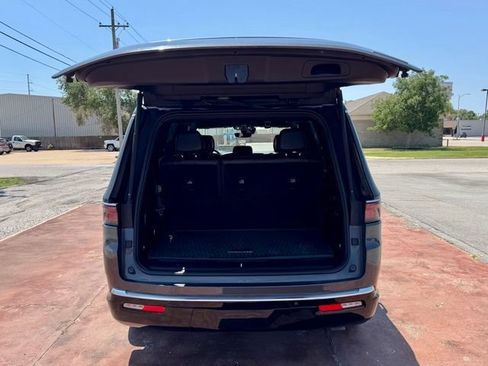 Used 2024 Jeep Wagoneer Series II w/ Flexible Seating Group RWD image 7