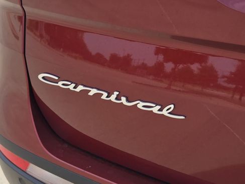 Used 2022 Kia Carnival LX FWD image 11