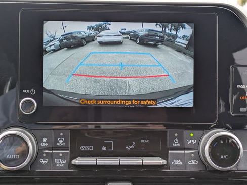 Used 2023 Toyota Highlander LE image 21