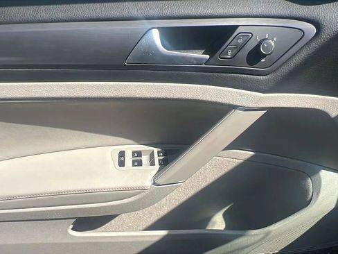 Used 2020 Volkswagen Golf 4-Door image 24