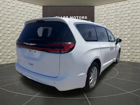 Certified 2025 Chrysler Pacifica Select FWD image 3