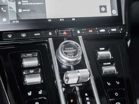 Used 2025 Aston Martin V8 Vantage Coupe RWD image 26