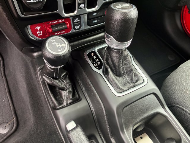 Used 2025 Jeep Wrangler Unlimited Rubicon w/ Convenience Group AWD/4WD image 27