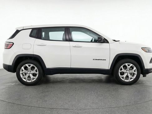 Used 2025 Jeep Compass Latitude AWD/4WD image 11
