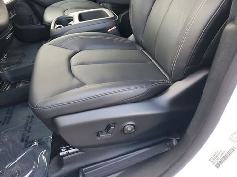 New 2026 Chrysler Pacifica Select image 20