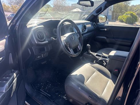 Used 2019 Toyota Tacoma TRD Sport w/ Technology Package AWD/4WD image 11