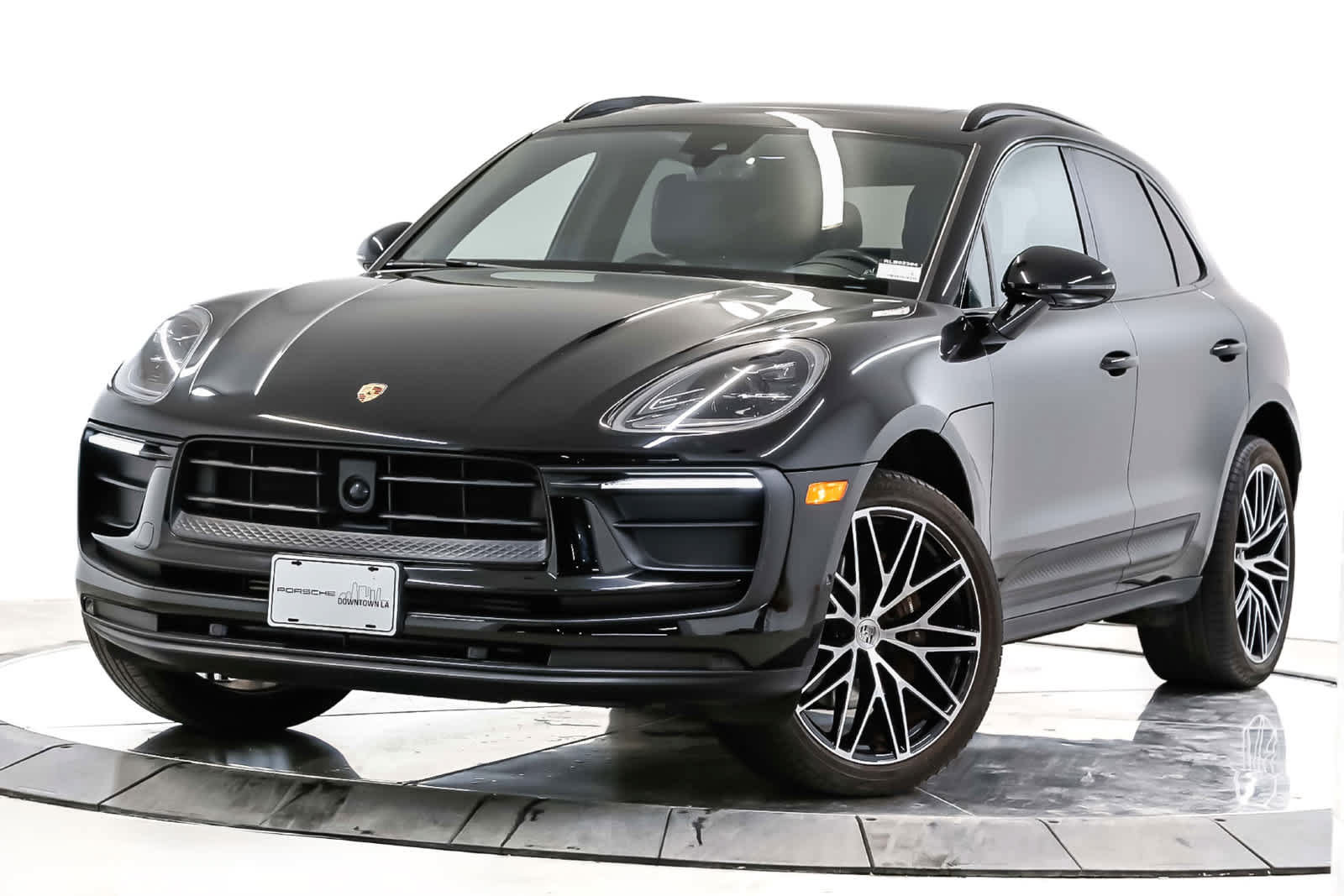 Used 2024 Porsche Macan AWD/4WD image 1
