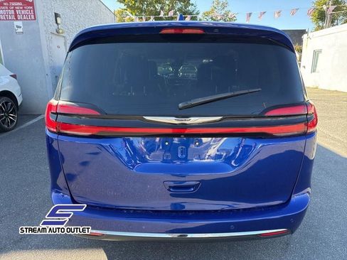 Used 2021 Chrysler Pacifica Touring-L image 10