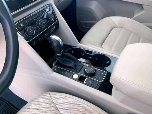 Used 2019 Volkswagen Atlas SEL Premium image 16