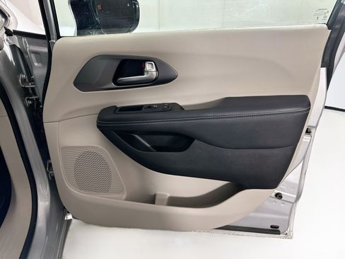 Used 2024 Chrysler Pacifica Touring-L FWD image 31
