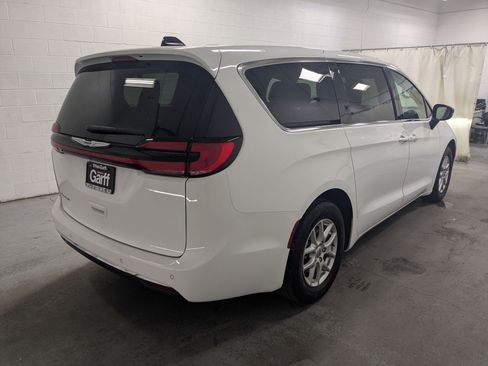 Certified 2024 Chrysler Pacifica Touring-L FWD image 7