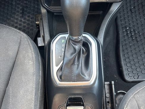 Used 2018 Jeep Renegade Altitude w/ Cold Weather Group FWD image 16