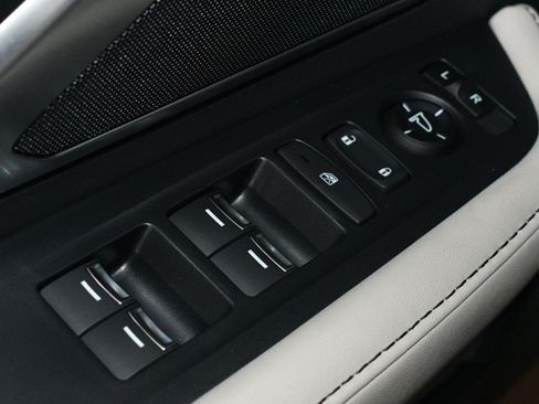 Used 2025 Acura RDX SH-AWD image 40