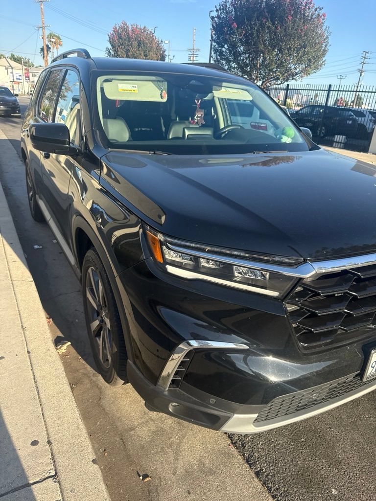 Used 2025 Honda Pilot Touring image 1
