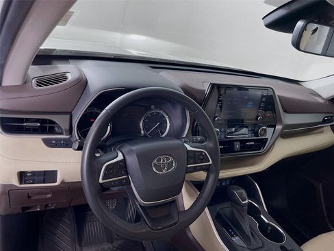 Used 2022 Toyota Highlander XLE AWD/4WD image 13
