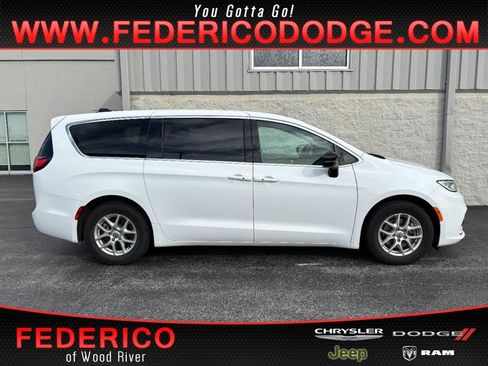 Used 2024 Chrysler Pacifica Touring-L FWD image 1