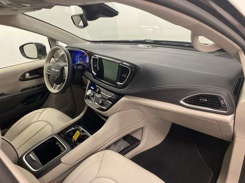 Used 2021 Chrysler Pacifica Limited w/ Uconnect Theater Family Group image 27