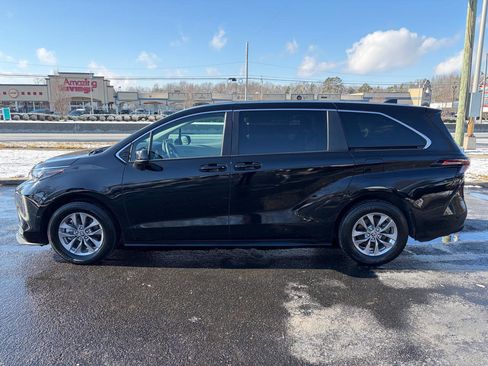 Used 2024 Toyota Sienna LE image 11
