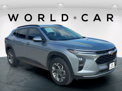 Used 2025 Chevrolet Trax LT w/ LT Convenience Package FWD image 2