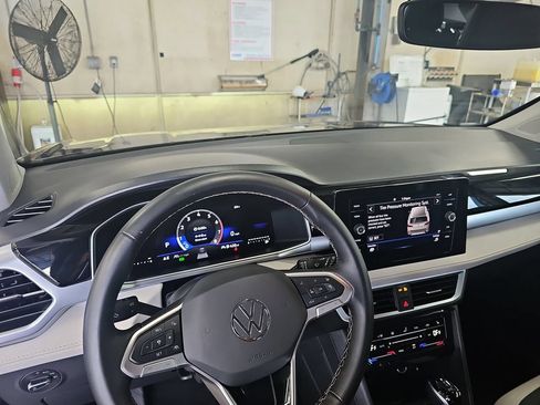 Used 2025 Volkswagen Taos SE FWD image 22