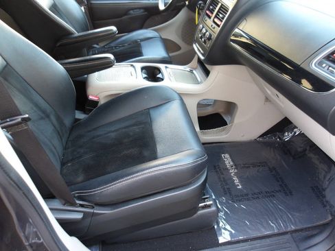 Used 2017 Dodge Grand Caravan SXT FWD image 6