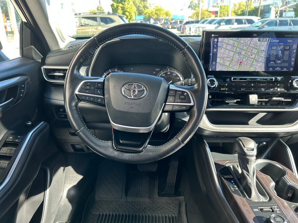 Used 2022 Toyota Highlander Platinum AWD/4WD image 14
