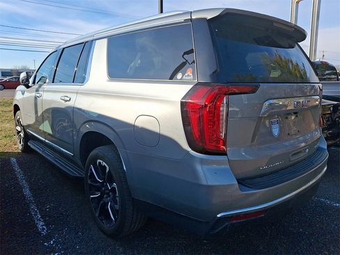 Used 2023 GMC Yukon XL SLT w/ SLT Luxury Package image 4
