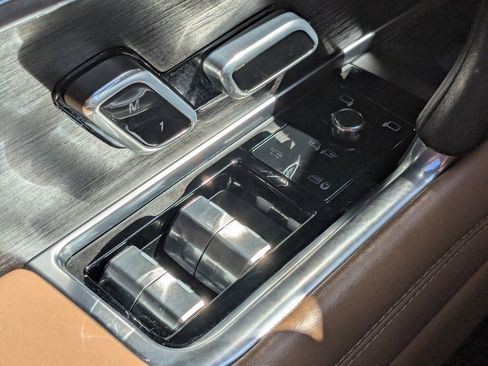 Used 2024 Land Rover Range Rover Long Wheelbase Autobiography image 10