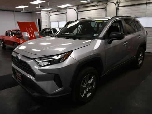 Used 2024 Toyota RAV4 LE AWD/4WD image 4