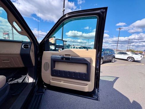 Used 2014 Ford F250 XLT w/ Snow Plow Prep Package image 27