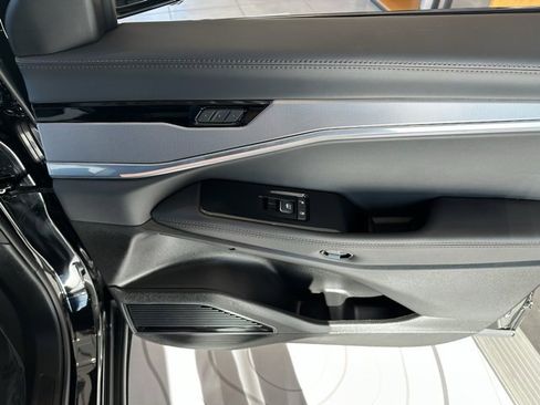 Used 2025 Jeep Wagoneer S Launch Edition image 12