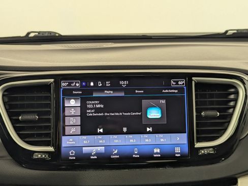 Used 2024 Chrysler Pacifica Touring-L FWD image 21
