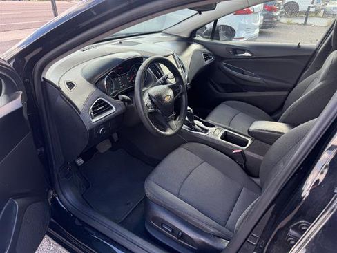 Used 2018 Chevrolet Cruze LT w/ Convenience Package image 9