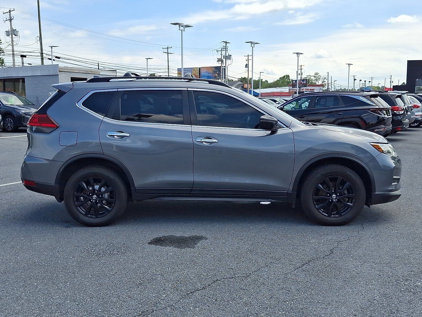 Used 2017 Nissan Rogue SV w/ Midnight Edition AWD/4WD image 4