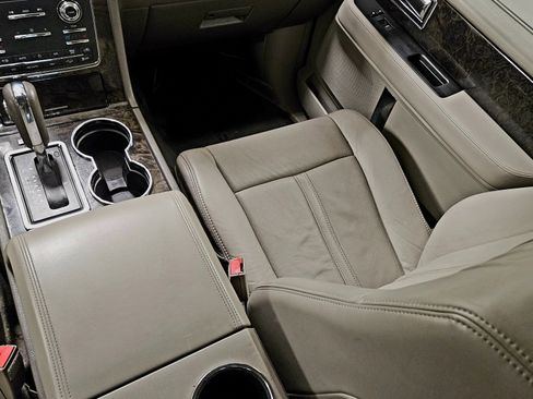 Used 2016 Lincoln Navigator Select image 16