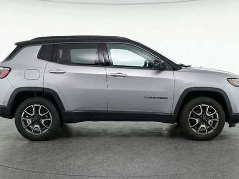 Used 2025 Jeep Compass Trailhawk image 11