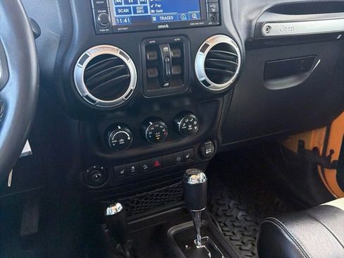 Used 2012 Jeep Wrangler Unlimited Rubicon w/ Connectivity Group AWD/4WD image 14