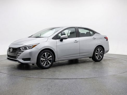 Used 2025 Nissan Versa SV image 3