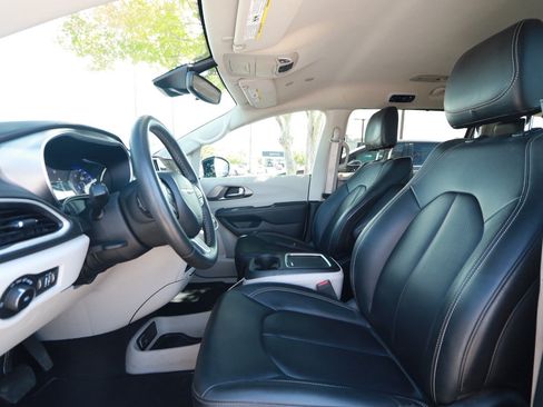 Used 2024 Chrysler Pacifica Touring-L FWD image 15